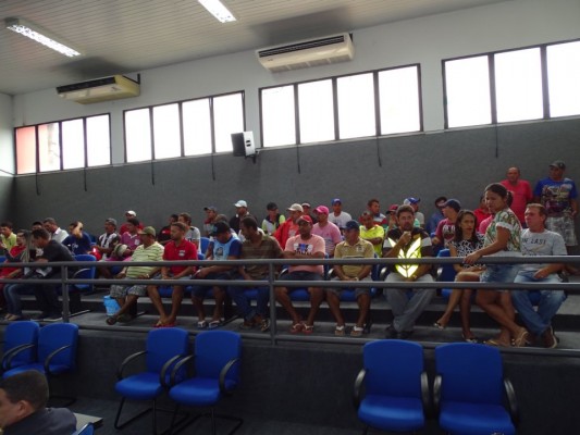 Trabalhadores do Matadouro Municipal ocupam galerias da Câmara