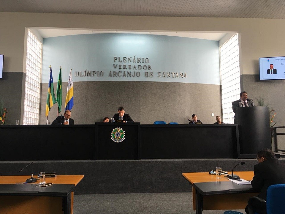 Sessão desta terça-feira (02/10) foi marcada por protestos de situacionistas contra as críticas da oposição à gestão do prefeito Valmir de Francisquinho