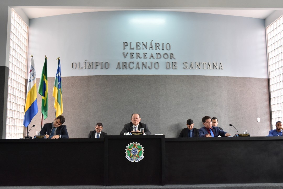 Vereadores parabenizam o Prefeito Valmir de Francisquinho pela entrega de uniformes da Guarda Municipal