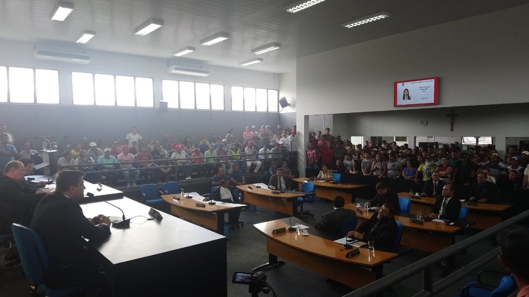 Durante a sessão da câmara desta terça-feira (13/11), manifestantes protestaram contra a prisão do prefeito Valmir de Francisquinho